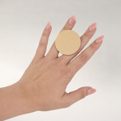 Ručka Kružic - zlatna, prečnika 4.5 cm, aluminijumska sa peskarenom završnom obradom, idealna za ladice, kuhinje i ormariće.