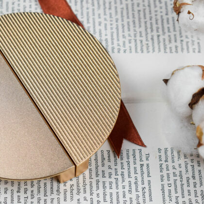 Polukružna rebrasta ručka zlatna-srednja