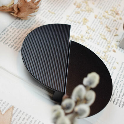 Polukružna rebrasta ručka crna