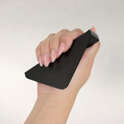 Trougaona metalna ručka - crna - srednja, sa peskarenom završnom obradom, dimenzija 12 cm prečnik, idealna za ladice i kuhinje.