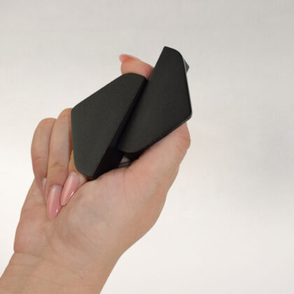 Trougaona metalna ručka - crna - mala, sa peskarenom završnom obradom, dimenzija 6 cm prečnik, idealna za ladice i kuhinje.