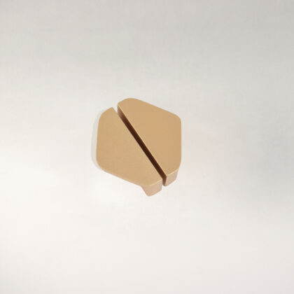 Trougaona metalna ručka - zlatna - mala, sa peskarenom završnom obradom, dimenzija 6 cm prečnik, idealna za ladice i kuhinje.