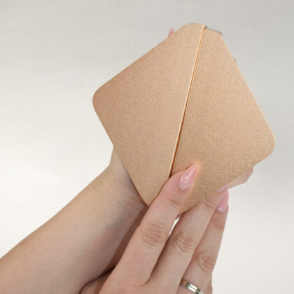 Trougaona metalna ručka zlatna srednja - aluminijumska ručka sa peskarenom završnom obradom, boja između žutog zlata i rose gold.